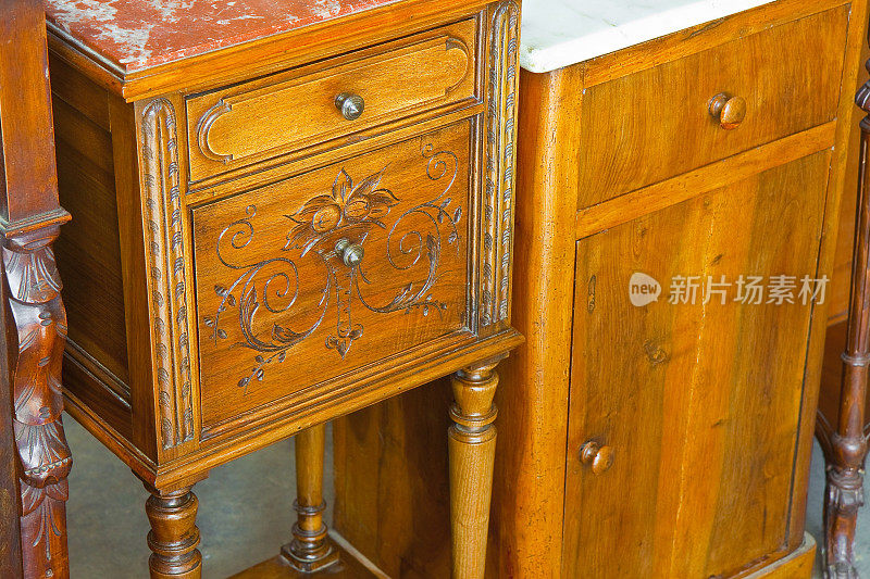 古董意大利木制床头柜刚刚恢复与花卉装饰