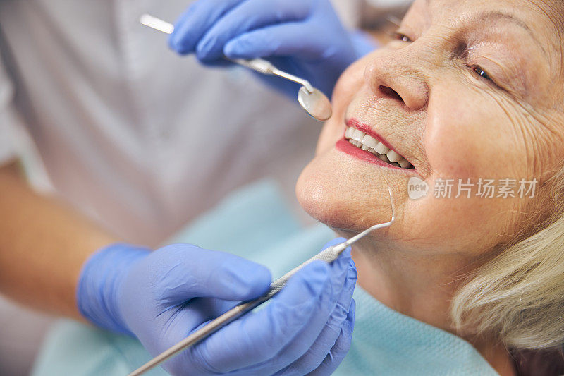 现代牙科门诊老年女患者