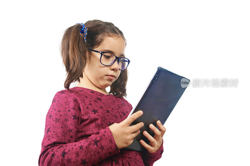 小女孩正在用数字平板电脑在线学习