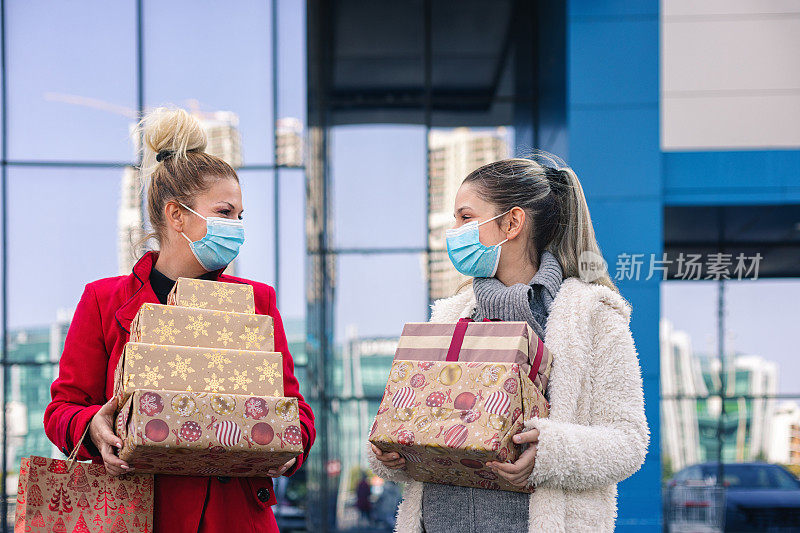 2019冠状病毒病大流行期间，家庭购买圣诞礼物。他们戴着防护口罩，以预防冠状病毒COVID-19。