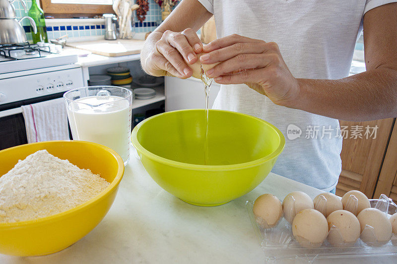 女子准备煎饼面糊