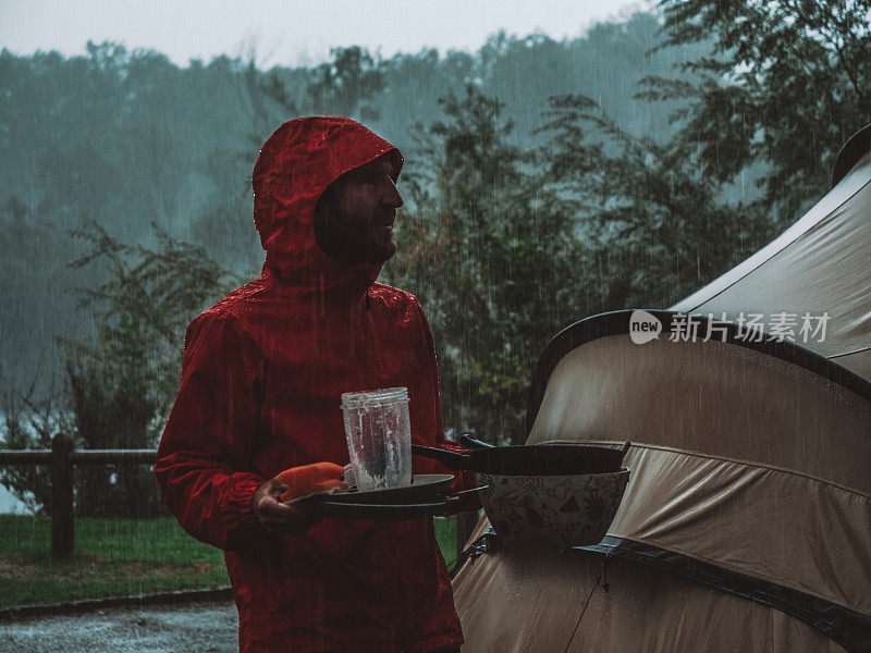 一名男子在露营和洗碗时遇上了暴风雨