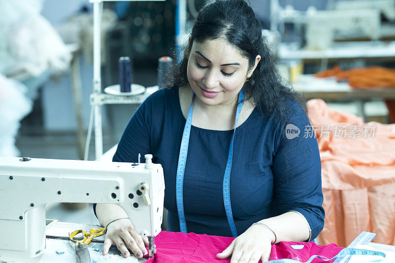 生产线上的纺织女工