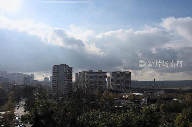 在一个寒冷的秋日下雨前，新老住宅区的高角度视图