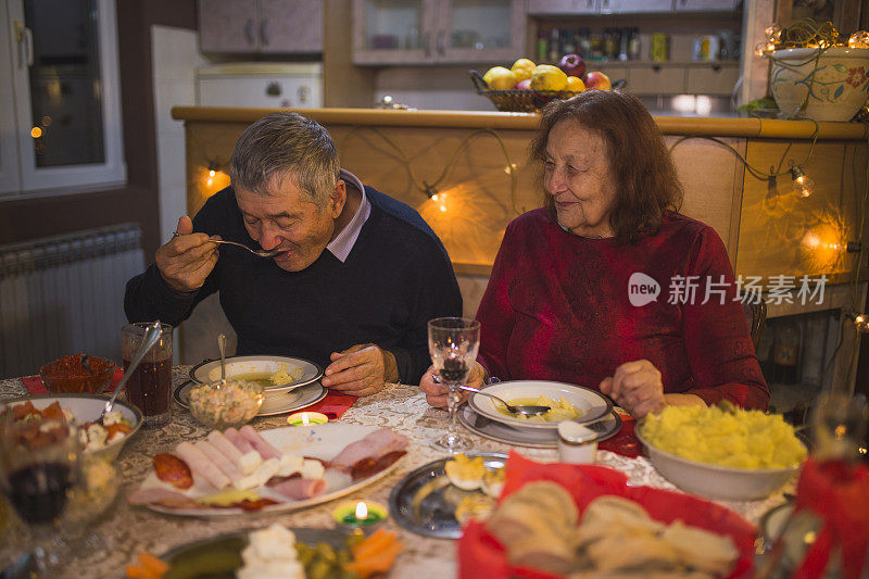一对老年夫妇假期在家享受家庭晚餐