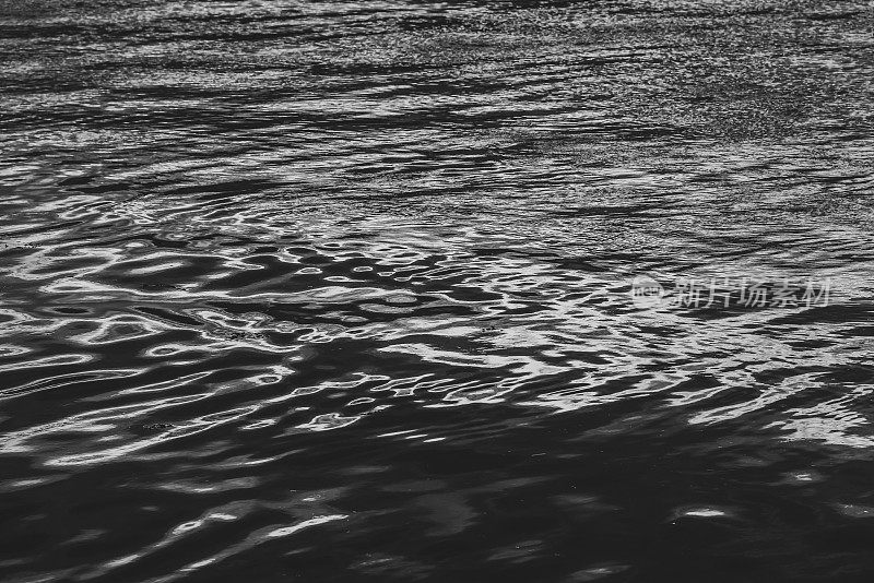 平静的水面上泛起的涟漪和波浪
