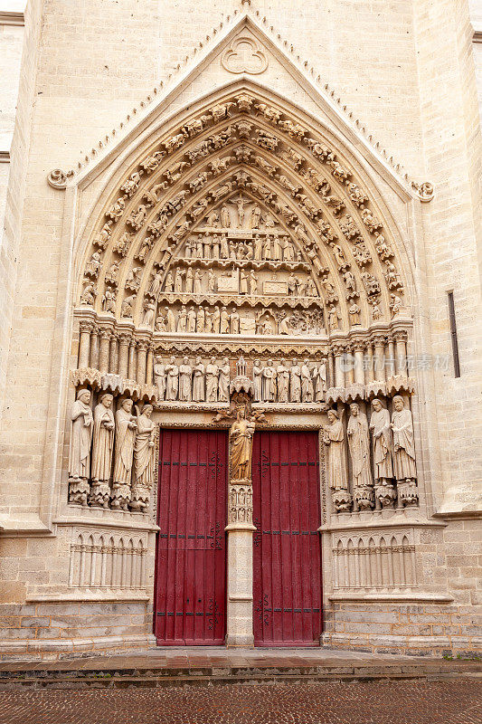 亚眠大教堂入口门廊-一个中世纪哥特式的法国天主教长方形会堂