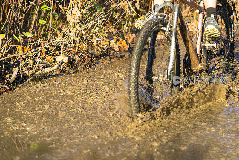 骑着自行车，泥水飞溅，到处都是。