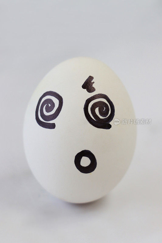 画在煮鸡蛋上的卡通脸表示困惑
