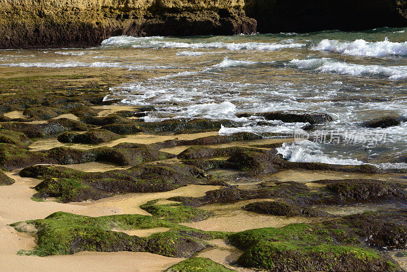 海床在低潮-风化坑先进侵蚀-帕莱索海滩，卡沃埃罗，阿尔加维，葡萄牙