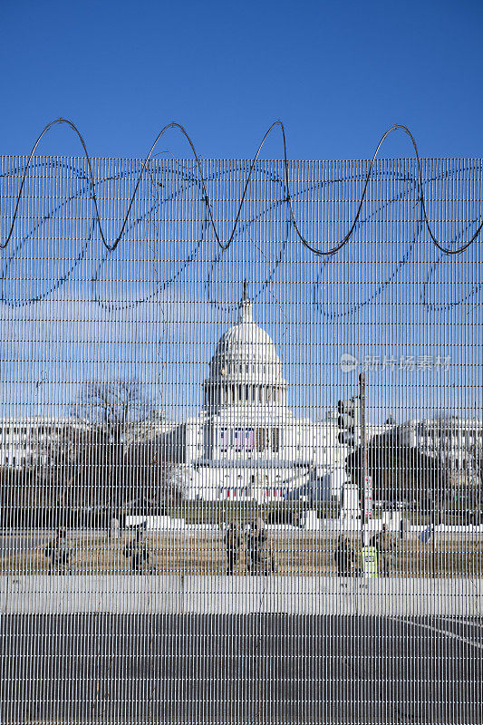 美国国会大厦周围有铁丝网和围栏