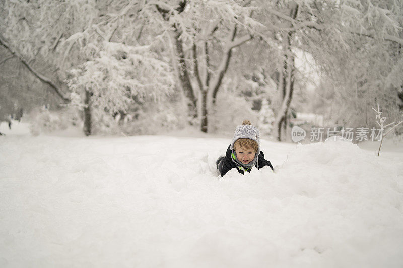 孩子们在雪中玩耍