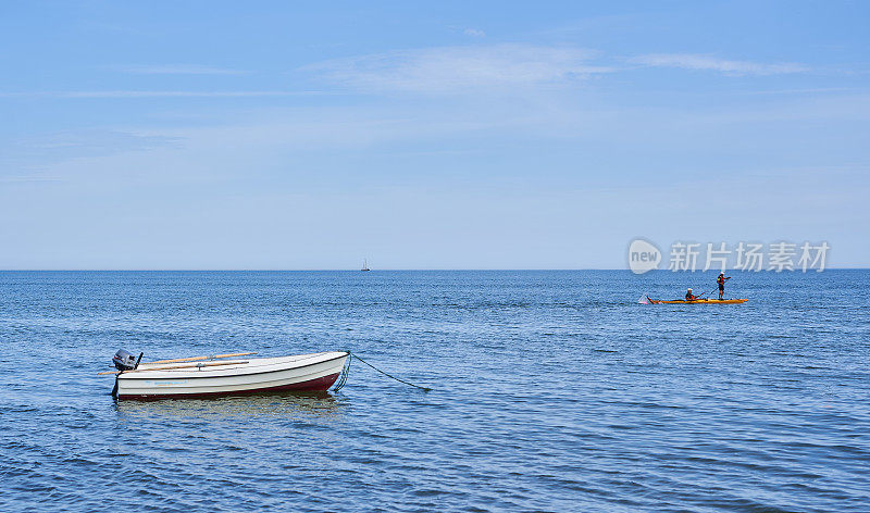 一只小船停泊在海岸附近的海里