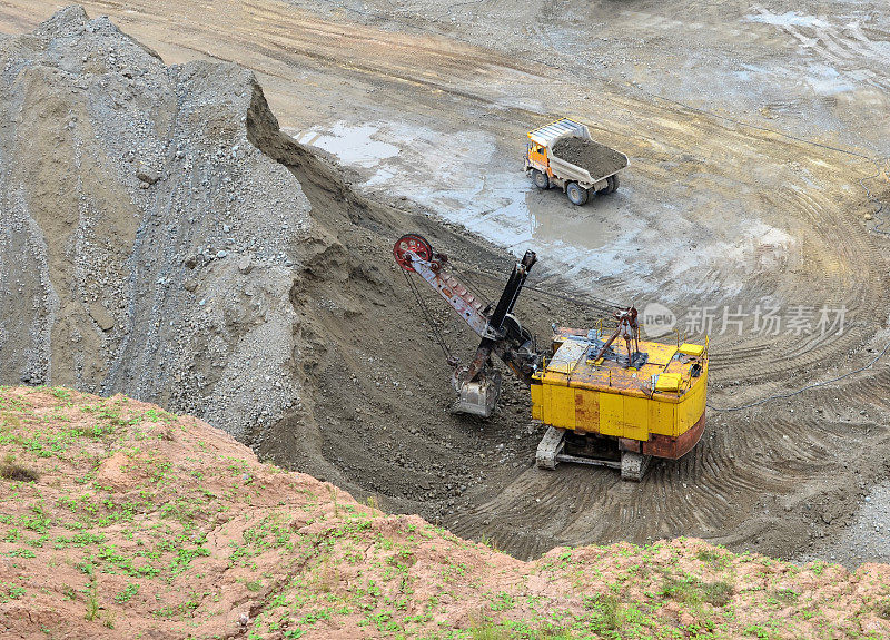 采石场的挖掘机用电铲装载采矿卡车中的岩石