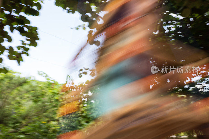 美丽的女孩在户外荡秋千