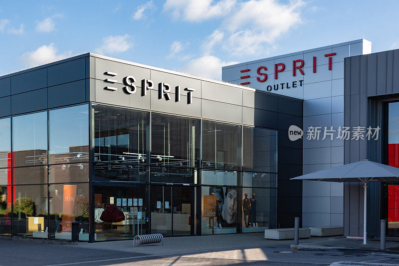 ESPRIT直销店外立面。Esprit是一家服装，鞋类，配饰，珠宝和家庭用品的制造商