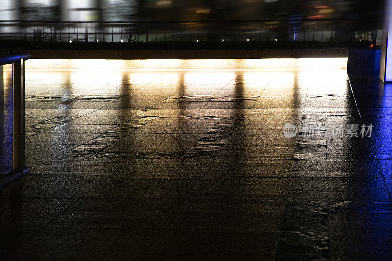 抽象空旷的夜晚照亮了城市街道