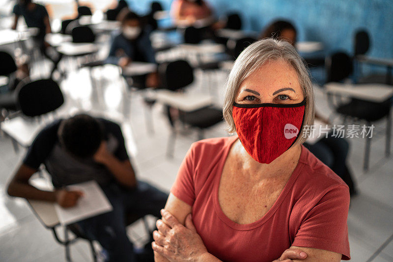 一个老师在教室里戴口罩的肖像