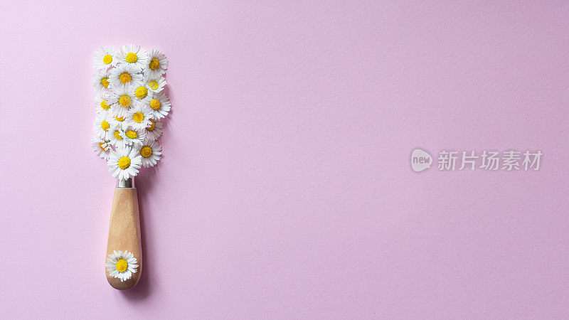 白色花朵和浅粉色背景上的画笔的创意布局