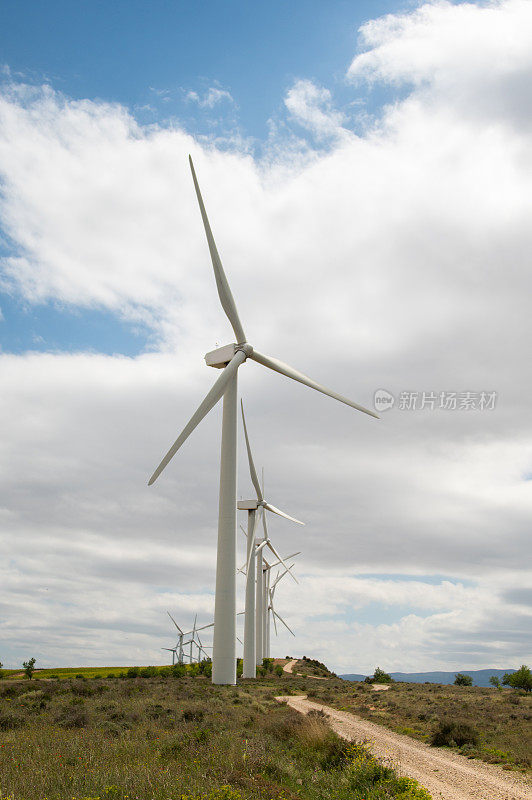 有许多风力涡轮机的风电场