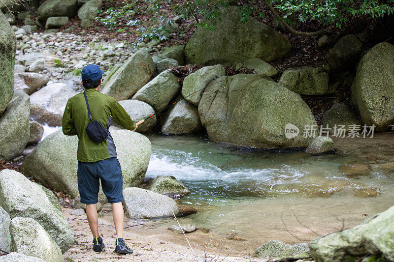 大自然中的天卡拉人飞在山涧钓鱼