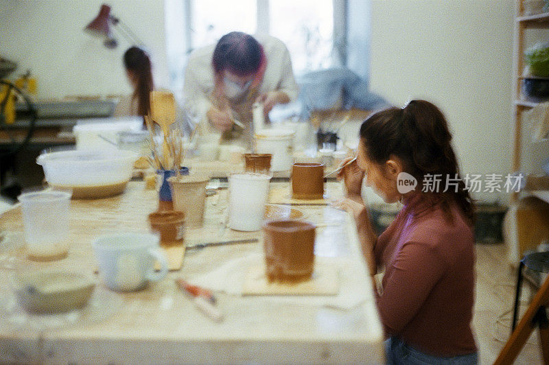 在大师班上做陶瓷的女人