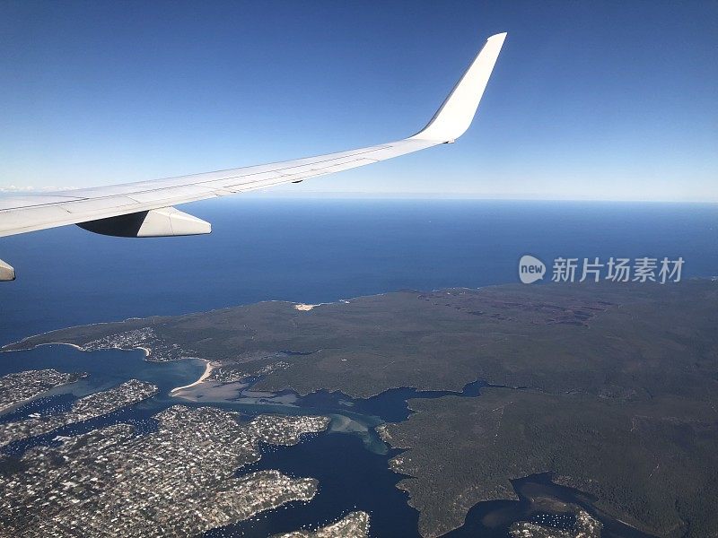 空中的海岸线和深蓝色的大海