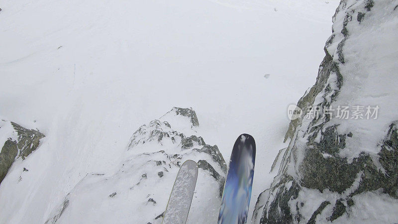 当滑雪者准备在山脊上跌落悬崖时，POV