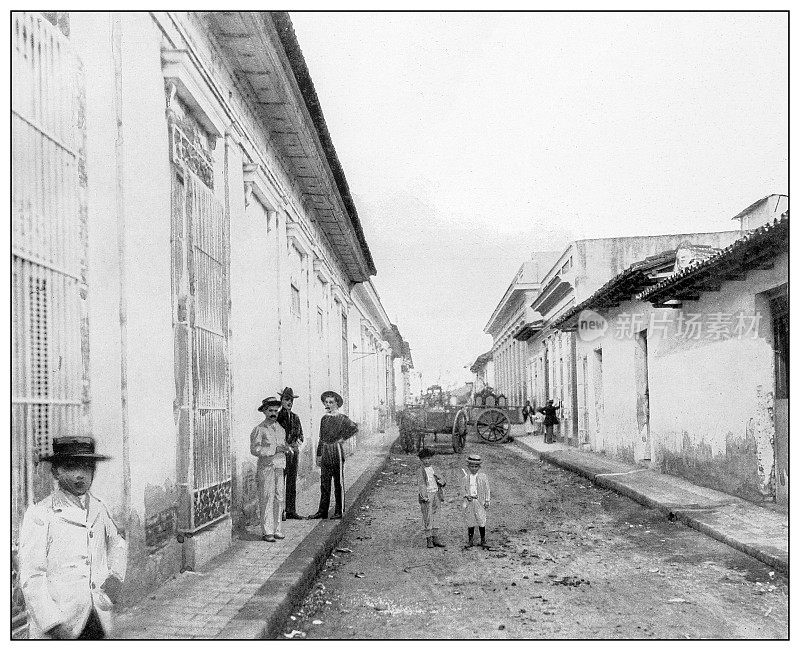 古色古香的黑白照片:古巴圣克拉拉大街