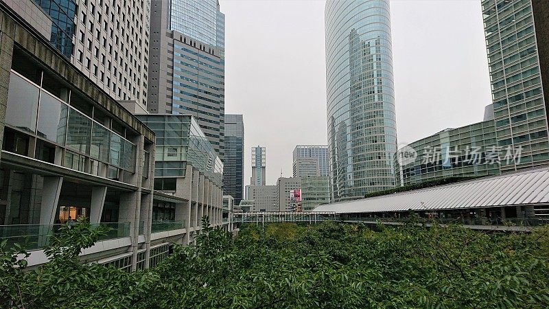 日本。8月。品川的摩天大楼相互映照。