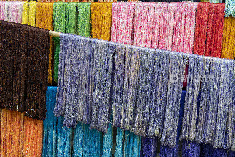 细节采用天然彩色丝线纤维，采用天然染色工艺。传统养蚕泰国农村丝绸制造