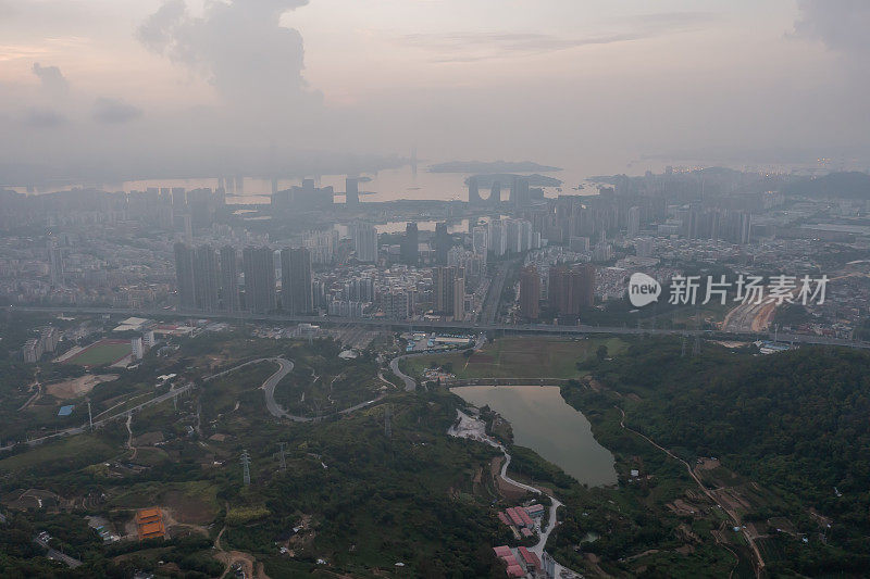 黎明时分，城市笼罩在云雾和蜿蜒的山路中