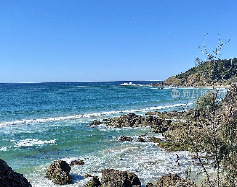 从海岬瞭望平静的海景