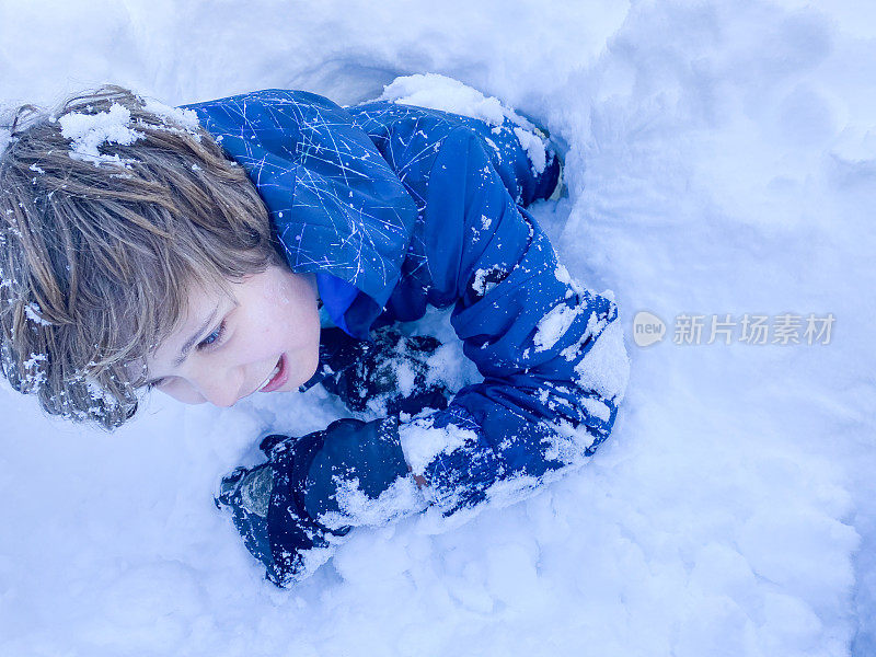 在加利福尼亚的雪地里嬉戏和健康