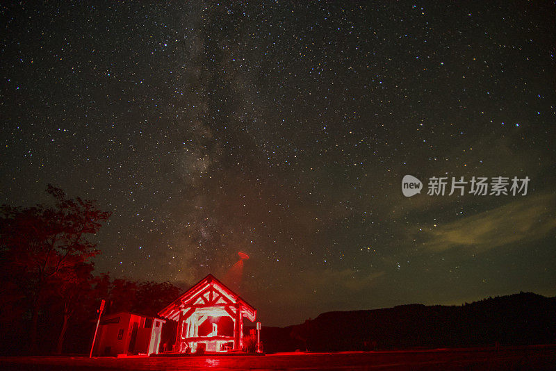 红灯座银河冉冉升起，星夜熠熠生辉