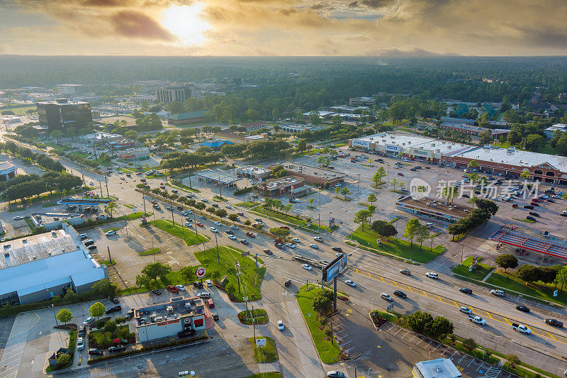鸟瞰图购物区停车场附近的主要道路45立交桥俯瞰在休斯顿市美国德克萨斯州