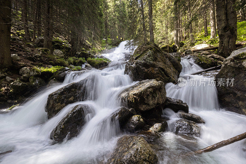 模糊山涧水