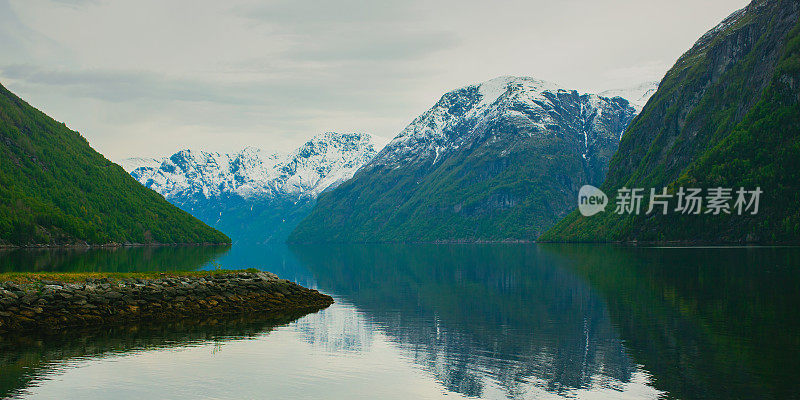 风景如画的Geiranger峡湾。挪威旅游目的地。春天的假期。美丽的北自然。去斯堪的纳维亚体验旅行。在山探险。挪威的风景。雪在山上。打破