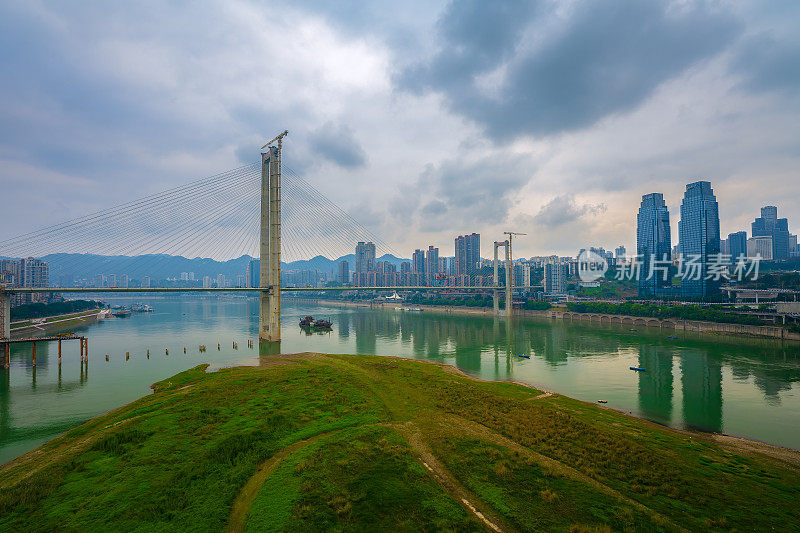 阴天重庆滨江城市的现代建筑和立交桥