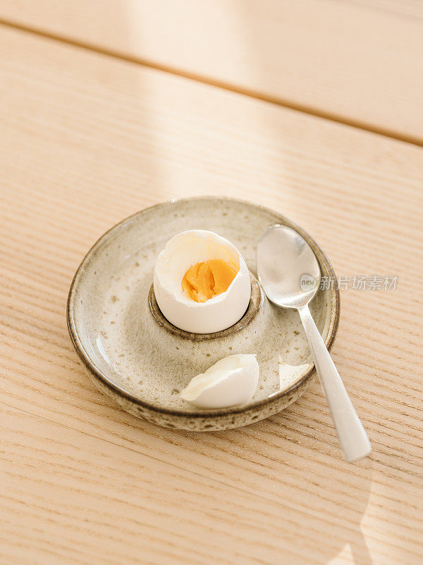 鸡蛋杯早餐简单的照片