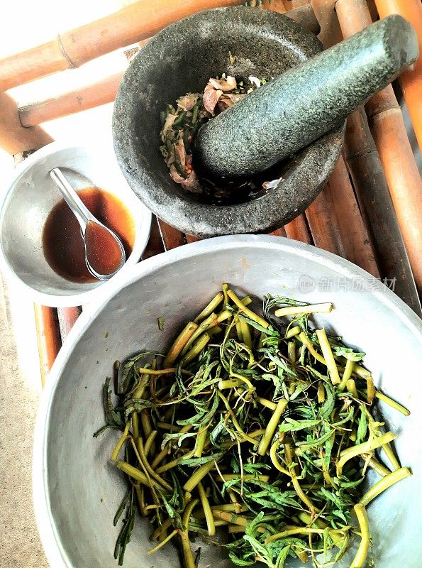 准备炒水含羞草的配料-泰国菜。