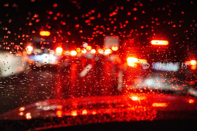公路上雨夜交通堵塞