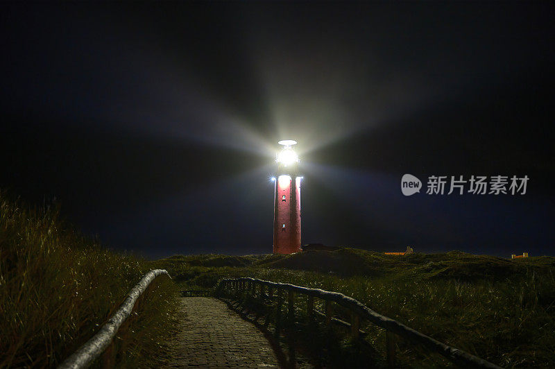 一个风雨交加的秋夜，沙丘上的特塞尔灯塔