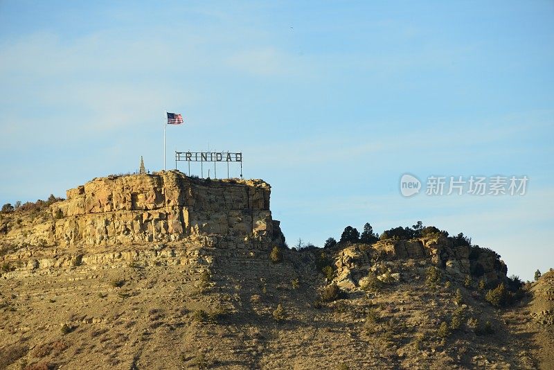 辛普森的休息-特立尼达标志和美国国旗，特立尼达，科罗拉多州，美国