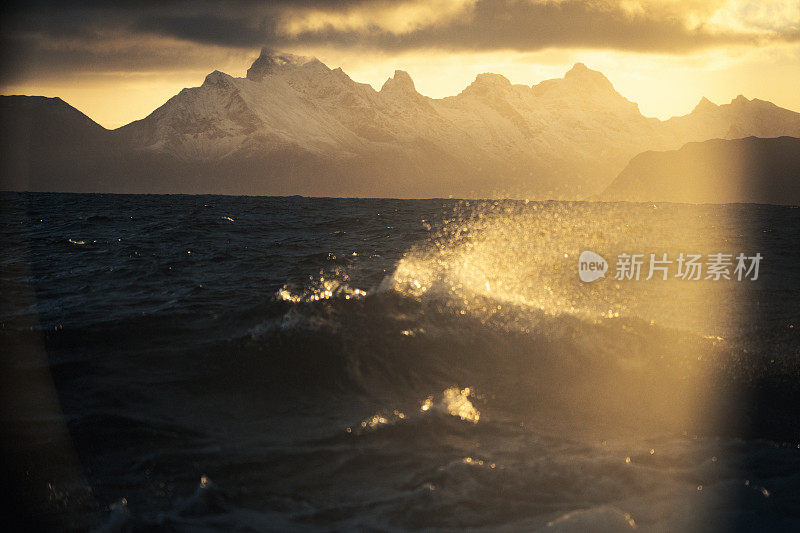 夕阳在波涛汹涌的海面上，带着一艘小船从开阔的大海上驶来