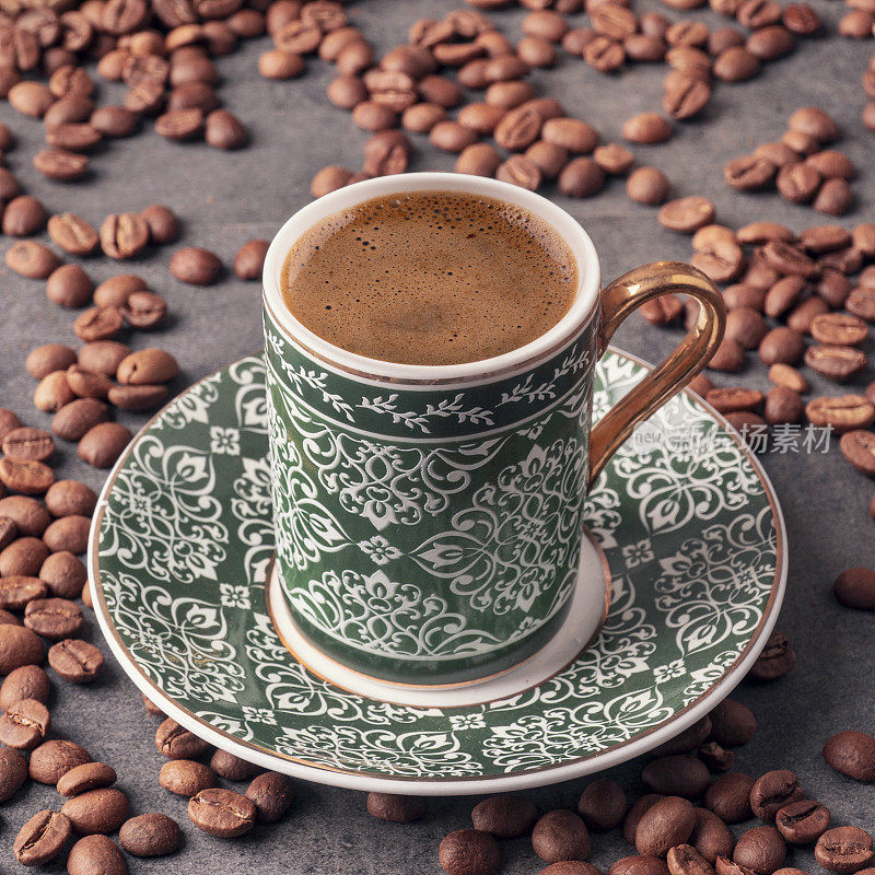 传统的土耳其咖啡杯和烘焙咖啡豆