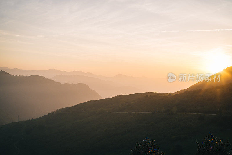 日出时山脉的风景