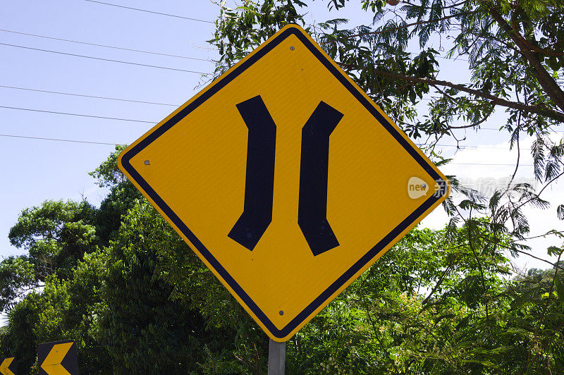 黄色交通标志指示窄桥