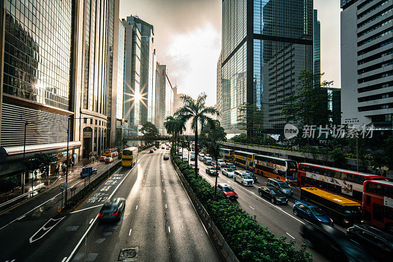 香港的交通在摩天大楼大道上飞驰