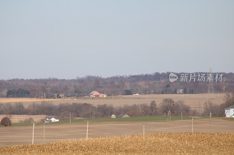 美国俄亥俄州的农业-随机的乡村谷仓和田地